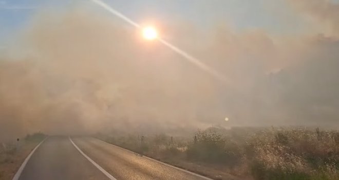 Veliki požar zahvatio brdo iznad Trebinja: Širi se gust dim, vatra prijeti kućama