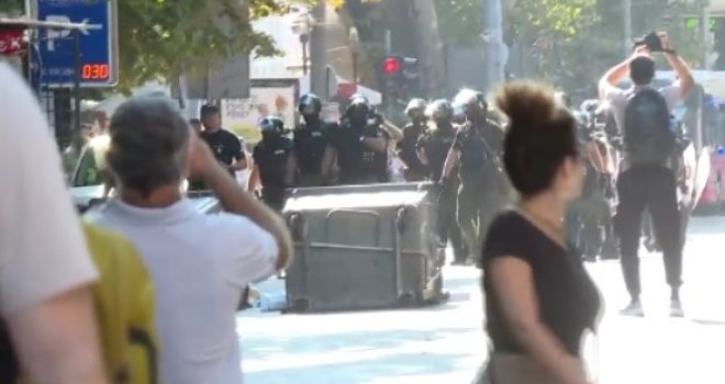 Vučić se ne šali: Policija u Srbiji privodi ljude bez naloga, počela nova blokada Beograda