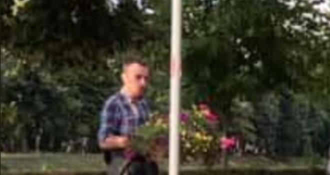 Sarajlija ukrao cvijeće sa mosta na Grbavici: Prolaznici ga snimili
