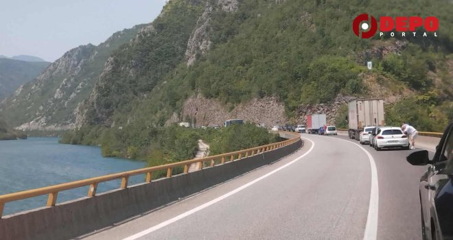 Poginuo motociklista kod Jablanice, saobraćaj i dalje obustavljen