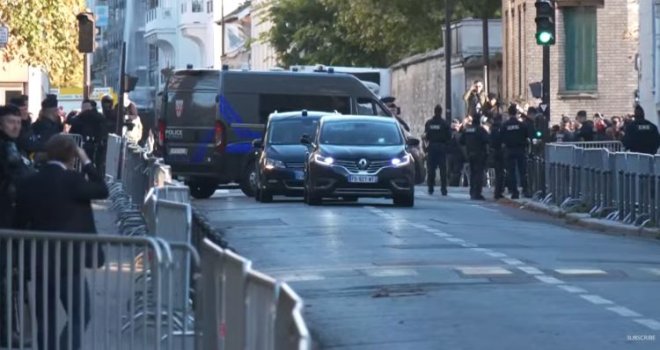 Bivši francuski predsjednik stigao u zatvor: Stotine ljudi se okupile u znak podrške