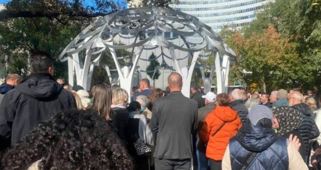 U Beču otkriven spomenik Cvijet Srebrenice