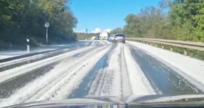 Nevjerovatan prizor iz susjedstva: Grad potpuno zabijelio saobraćajnice