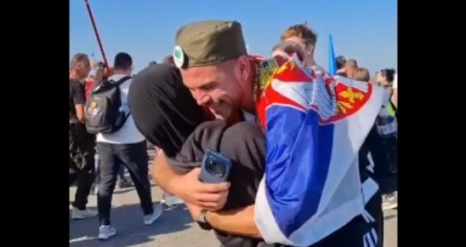 'Zagrljaj sa Savom za nas je kraj ere podjela': Snimak koji je pokrenuo lavinu - muslimanka u zagrljaju momka sa šajkačom