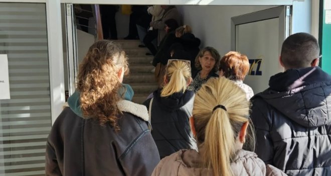 Online prijava, ali offline realnost: Ogromne gužve za preuzimanje zdravstvenih knjižica