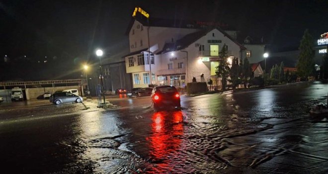 Obilne padavine izazvale poplave: Voda prodrla u kuće, ceste zatvorene, jedna porodica evakuisana
