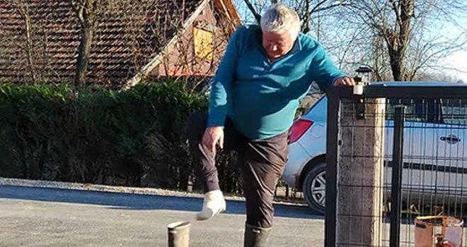 Nasmijao komšiluk do suza: Mještanin Čelinca izuo čizme kako bi zakoračio na novi asfalt