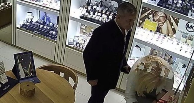 Muškarac u prodavnici nakita na Baščaršiji ukrao zlatnu narukvicu