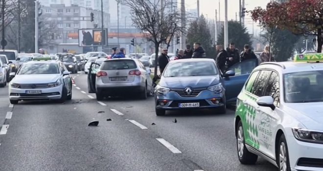 Vozio u suprotnom smjeru i trotoarom, pješaci se bacali, udario u više vozila: S obje ruke pokazivao srednji prst i pobjegao!