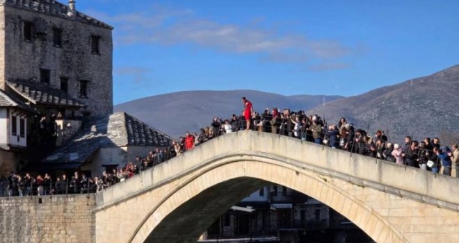 Pogledajte prvi skok sa Starog mosta u 2026. godini: Brojni domaći i strani turisti oduševljeni
