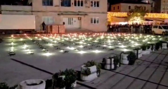 Najavljivani novogodišnji spektakl u Budvi završio katastrofom: Stotine dronova se sručile u more