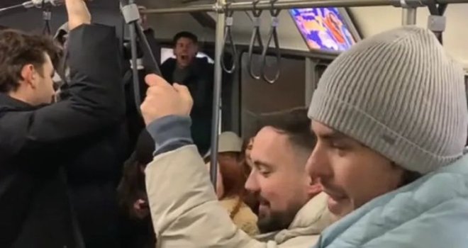 'Sarajevo nikada dušu izgubiti neće!' Nesvakidašnja scena u tramvaju: Putnici u tri ujutru zapjevali pjesmu Jelene Rozge!