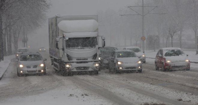 Sarajevo pod snijegom, ulice nisu očišćene, iz Rada kažu: 'Radimo u skladu sa prioritetima'