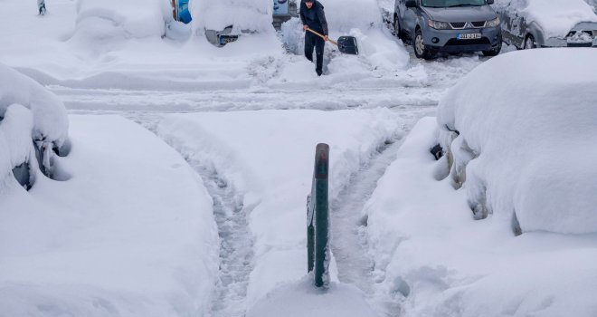 Zbog nepovoljnih vremenskih uslova: JKP Stari Grad traži radnike za čišćenje snijega, plata do 1.150 KM
