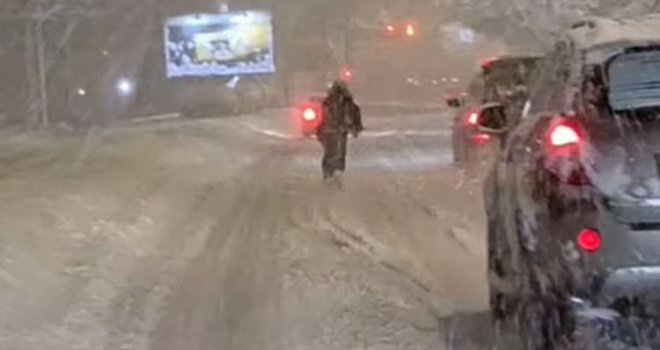 Mladić skijao glavnom sarajevskom saobraćajnicom zakačen za automobil