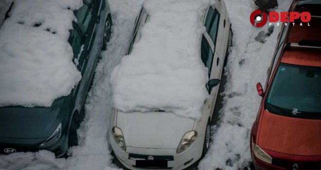 Policija kreće u uklanjanje vozila koje ometaju grtalice, snijeg će se bacati u Miljacku?