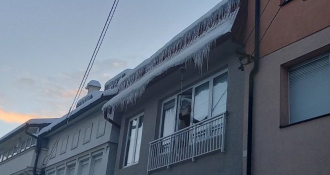 Građani, pazite kuda hodate! Nova opasnost u Sarajevu: Stiže otopljenje, ogromne ledenice prijeteći vise sa krovova!   