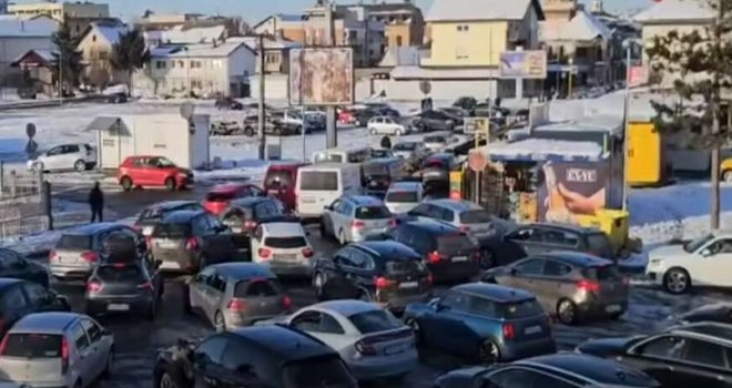 Haos kakav se ne pamti, putnici i po 10 sati bili zarobljeni na bh. granici: Zašto je Gradiška potpuno kolabirala?!