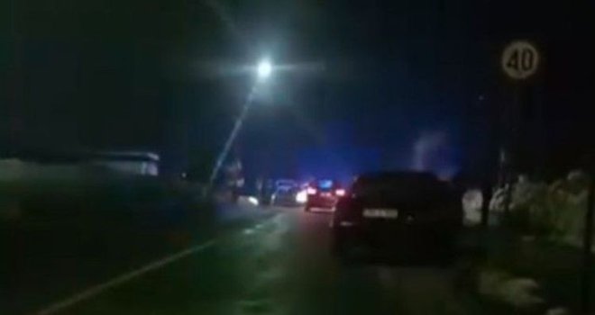 Stravična nesreća u Hadžićima: Pijani vozač automobilom udario pješaka, podlegao povredama u bolnici