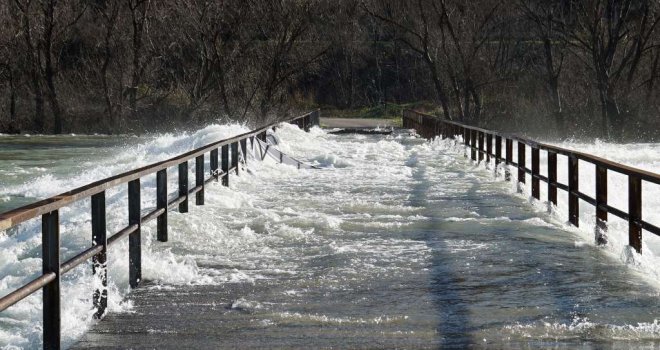 Alarmantno stanje u dva bh. grada: Bujice i plavljenja ugrozile saobraćaj i objekte