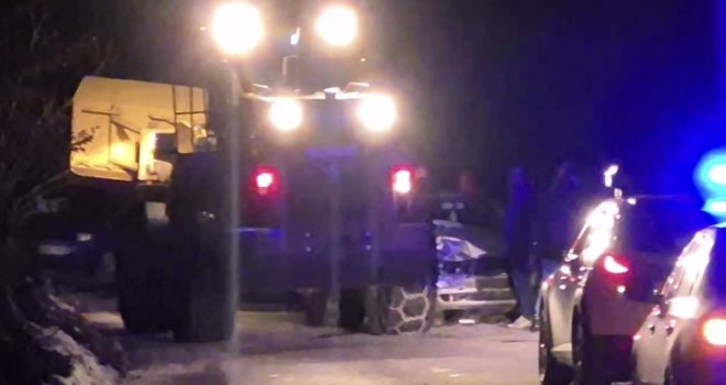 Drama kod Kaknja: Stijena pala na automobil, žena povrijeđena, policija na terenu