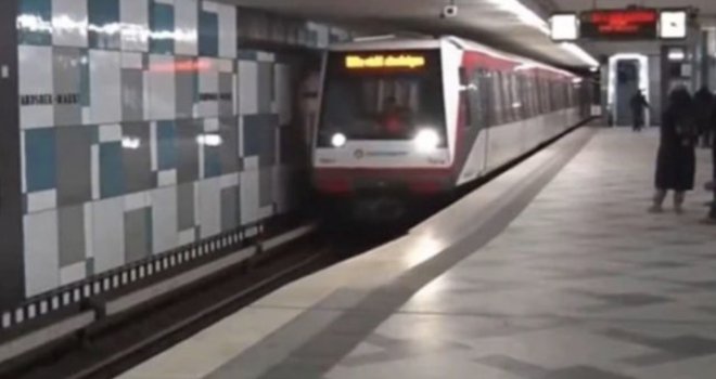 Horor u Hamburgu: Muškarac zgrabio ženu i skočio s njom pod nadolazeći voz, oboje poginuli