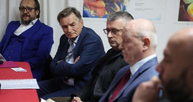 Dugo ga nije bilo u javnosti: Gužva na promociji nove knjige Harisa Silajdžića 'Visovi u magli'