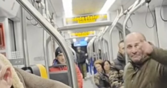 Haos u sarajevskom tramvaju: Putnik prijetio vozaču, reagovala policija