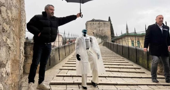 Prvi humanoidni bh. robot Roby prošetao Mostarom: Prolaznike nasmijao vicem o Mostarcima