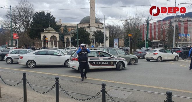 'Šta ako mi dođe kazna, jer je policajac pokazao da prođem na crveno?!' Evo šta kaže MUP KS...