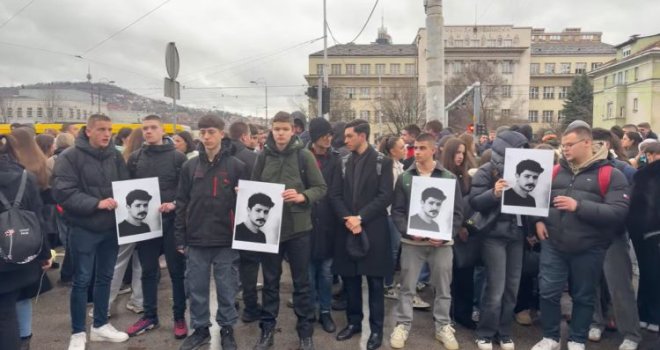 Stotine građana Sarajeva blokirale saobraćaj kod Zemaljskog muzeja BiH: 'Ne okrećimo glavu!'