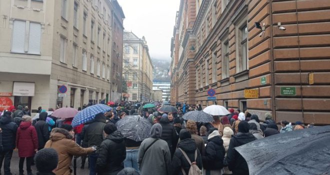 Dio kolone građana stigao pred Vječnu vatru: Vozač Adnan Kasapović pušten iz pritvora