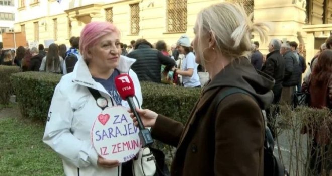 Ovo je ‘baka iz Zemuna’ koja je došla u Sarajevo na protest: 'Naša borba je ista!'