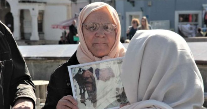 Majke Srebrenice na Trgu slobode u Tuzli: 'Još tražimo naše najmilije, nećemo odustati'