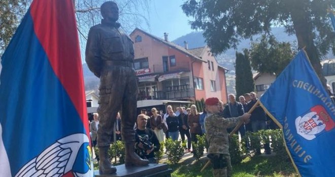 Otkriven spomenik komandantu odreda koji je učestvovao u genocidu u Srebrenici