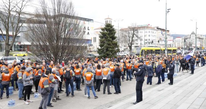 Mirni protest radnika Nove željezare Zenica ispred Vijeća ministara BiH