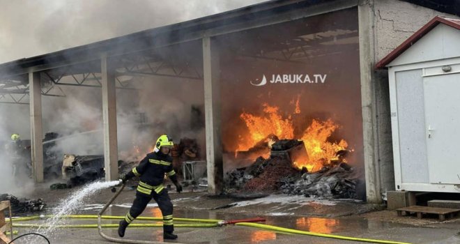 Gori skladište tvrtke u mjestu Trn kod Širokog Brijega, vatrogasci na terenu