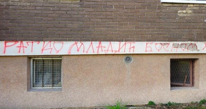 Strah i nemir na Dobrinji, stanari ogorčeni: Na zgradi osvanuli sramotni grafiti 