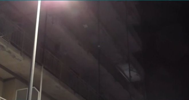 Stravično: Majka bacila troje male djece s balkona, a zatim i sama skočila