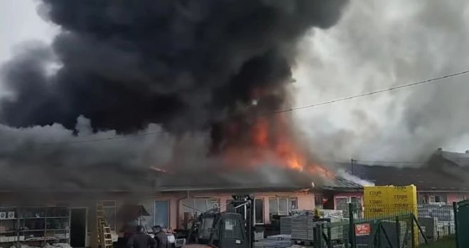 Katastrofalan požar guta zgradu firme Polycommerce u Bugojnu: U pomoć pristižu i vatrogasci okolnih gradova