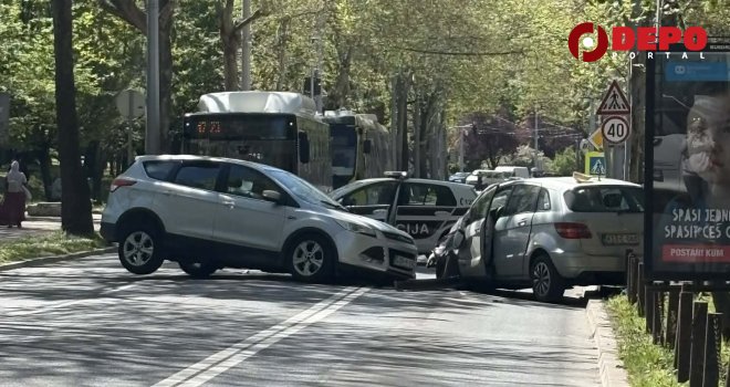 Teška nesreća u Sarajevu: Dvije osobe povrijeđene, automobil potpuno uništen