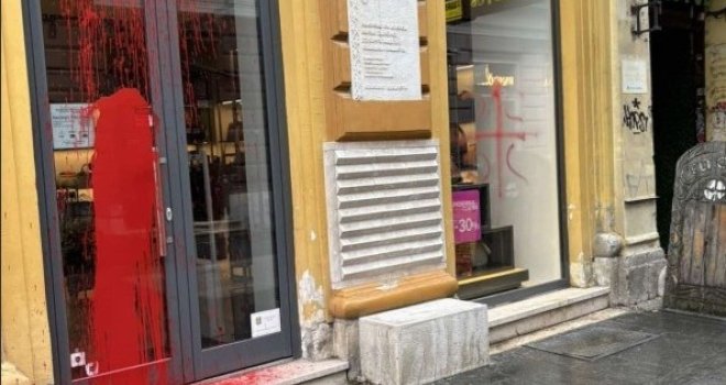 Incident u centru Sarajeva: Ko je izloge išarao simbolima '4S' i prosuo crvenu boju po radnjama?!