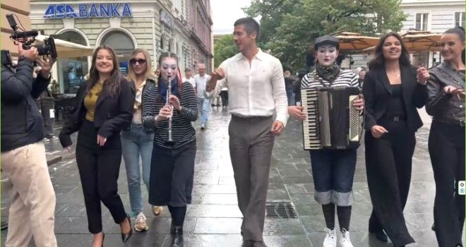 Šta je Nikola Rokvić radio u centru Sarajeva: Njegov ples na kiši uljepšao tmurnu subotu