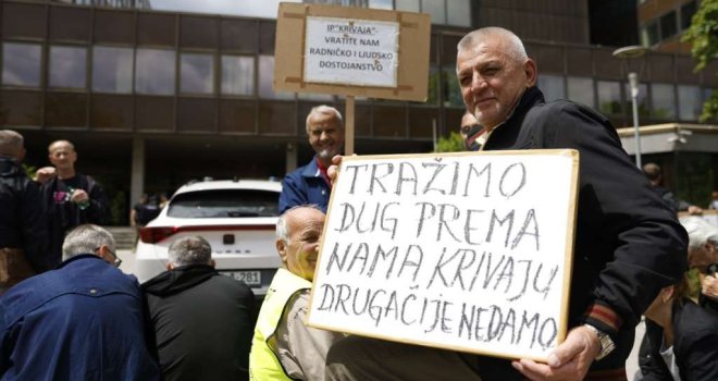 Bivši radnici Krivaje u Sarajevu, okupili se pred zgradom Vlade FBiH: Ne odlazimo dok nam se ne obrate Nikšić i Lakić! 