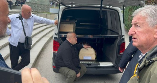 Prizori nabijeni emocijama: Dino Bešlić nijemo grli tabut svoje majke Sejde