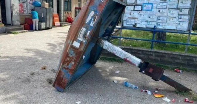 'Lice mu je bilo krvavo, rekao je da ne vidi!': Konstrukcija autobuskog stajališta na dječaka, bore mu se za život