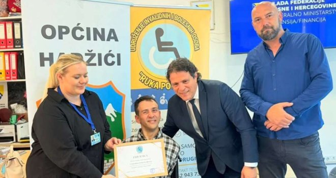 Simbol izgradnje inkluzivnijeg društva, dopremijer FBiH Kraljević uz 'Ruku podrške' zasadio stablo jabuke 