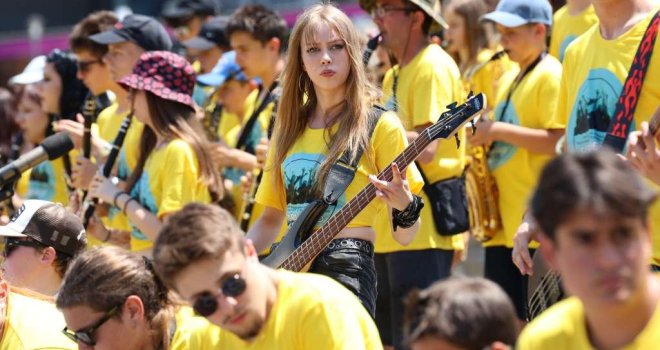 Trg BiH u znaku mladosti i muzike: Stotine mladih nastupaju na Sarajevo Rocks 2026