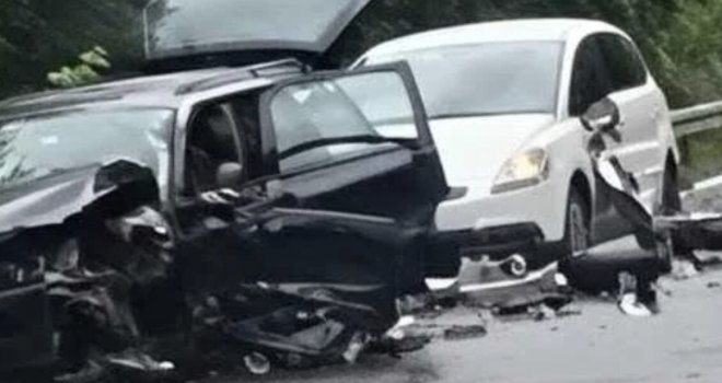 Teška nesreća kod Semizovca: Povrijeđene četiri osobe, prevezene su na KCUS