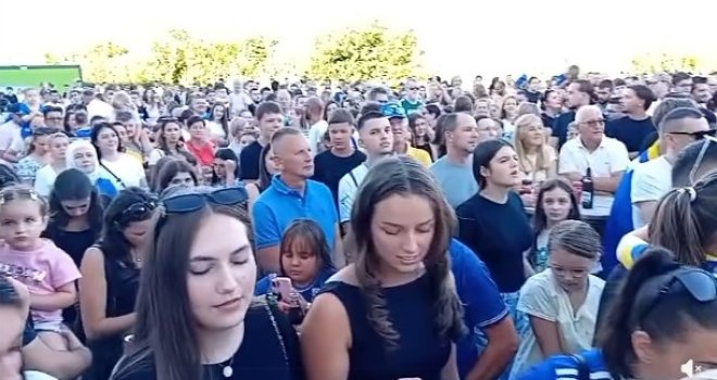 Ovako izgleda doček Ermina Mahmića i Arjana Malića u Austriji: Ovacije, pjesma, ludilo...